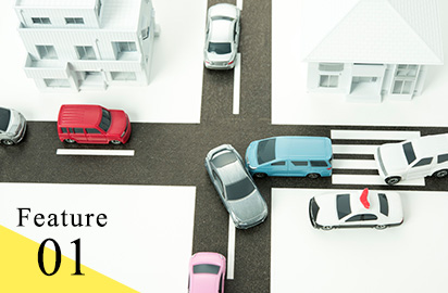 交差点の自己を模した車のおもちゃ