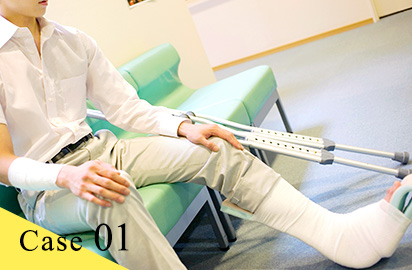 足を怪我して松葉杖を携える男性