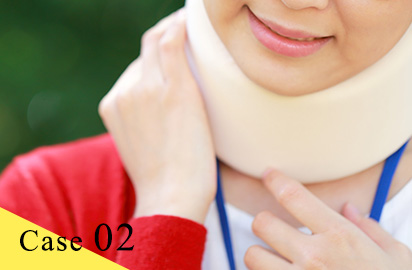 首を怪我している女性