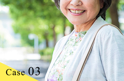 街路樹の下でほほ笑む女性